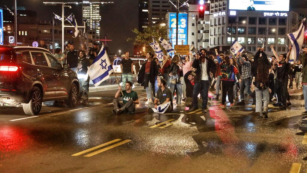 קפלן תל אביב מכתזית מפגינים הפגנה מחאה יום שיתוק לאומי נגד הרפורמה המשפטית 