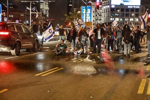 מפגינים הערב בתל אביב, צילום: דנה קופל