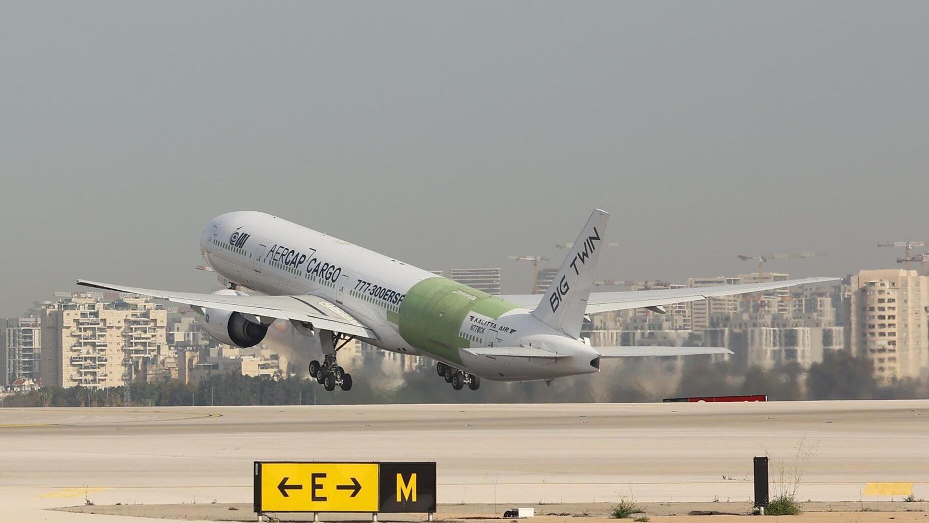 טיסת ניסוי ראשונה של מטוס בואינג 777 ש תע"א התעשייה האווירית הסבה למטען