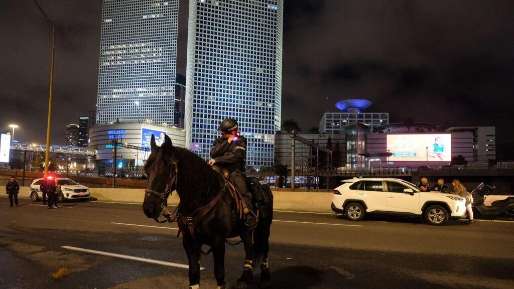 שוטר על סוס במהלך חסימה באיילון