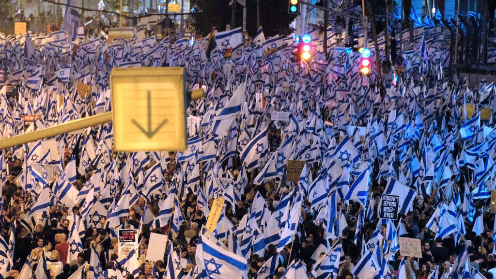 ההפגנה נגד ההפיכה המשטרית ב תל אביב. 