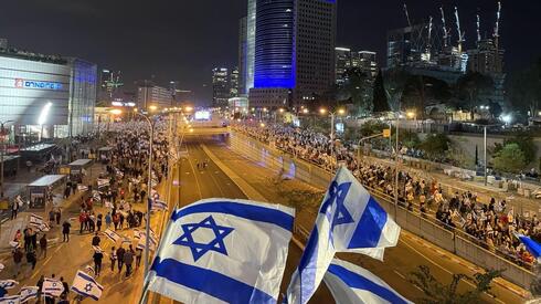 הפגנה במסגרת המחאה נגד ההפיכה המשטרית בתל אביב, צילום: שי סלינס