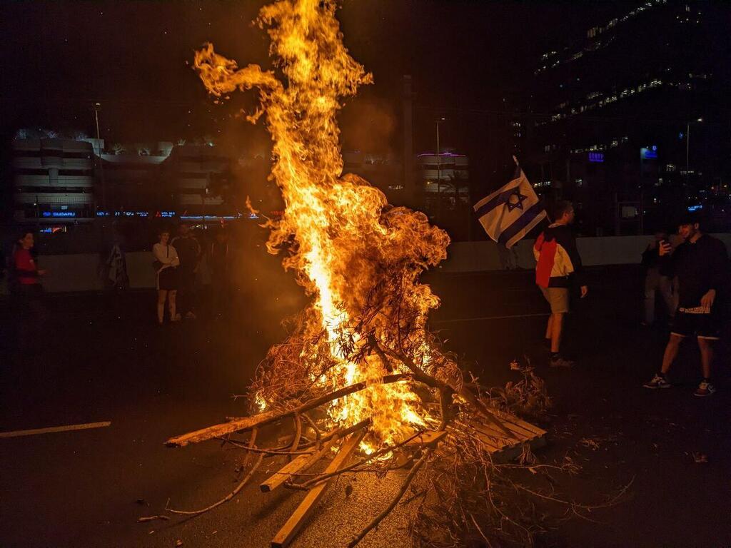 מחאה הפגנה איילון בתל אביב אחרי פיטורי גלנט 26.3 הפיכה משטרית