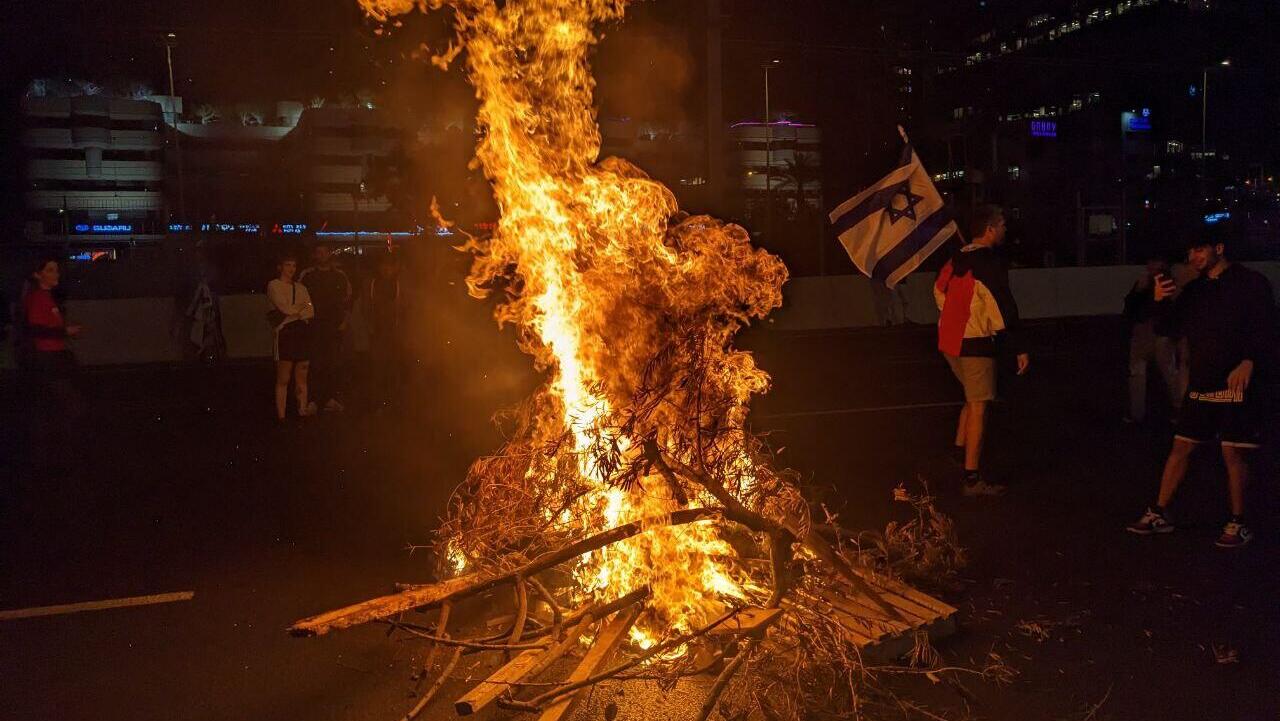 מחאה הפגנה איילון בתל אביב אחרי פיטורי גלנט 26.3 הפיכה משטרית