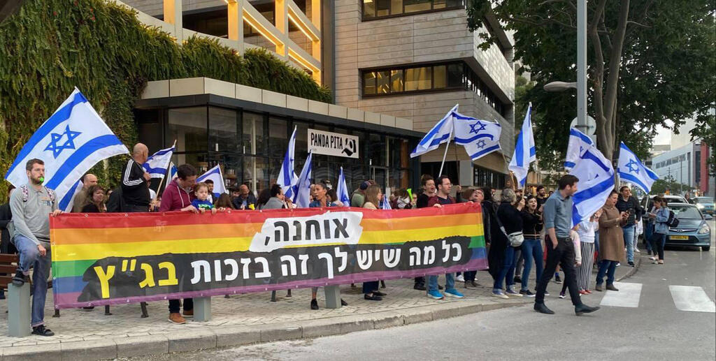 הפגנה מול ביתו של יו"ר הכנסת כנסת אמיר אוחנה נגד המהפכה המשפטית תל אביב 