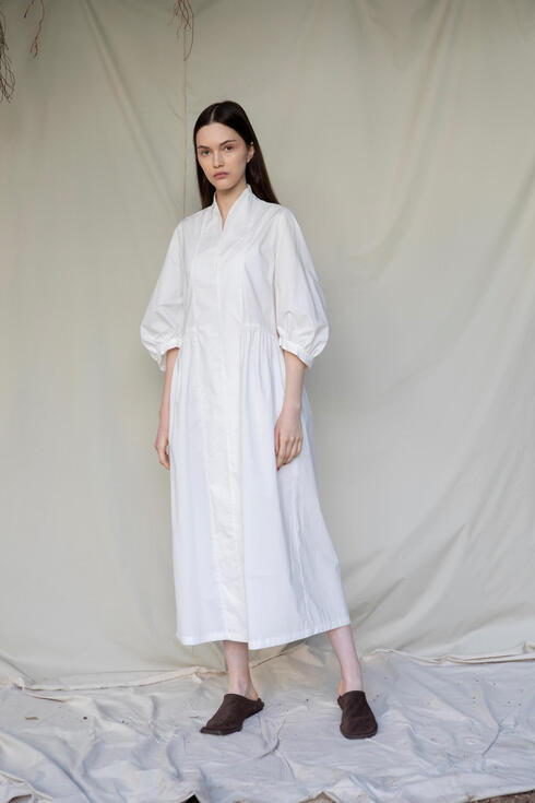 שמלת כותנה לבנה בעיצובה של חגית חזן של המותג Hoko , צילום: רוני כנעני