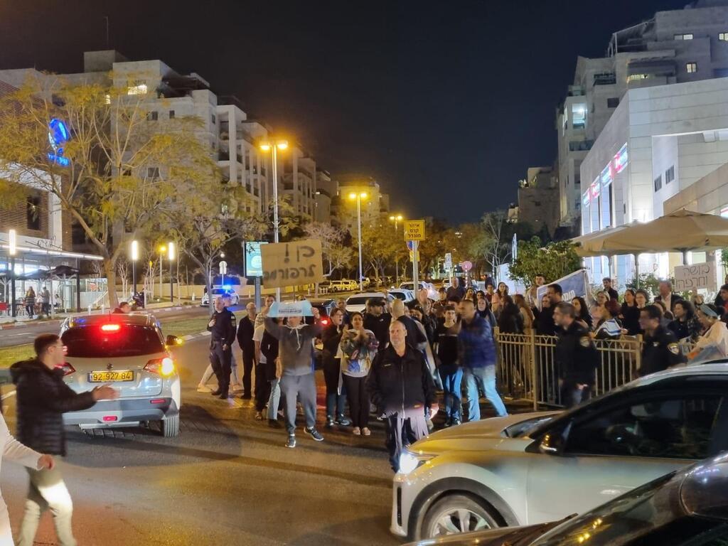 כיכר גורן ב פתח תקווה תומכי הרפורמה המשפטית מפגינים