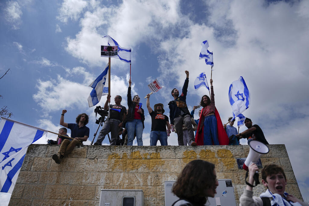 הפגנה מפגינים מחאה מחוץ ל כנסת ירושלים 27.3.23