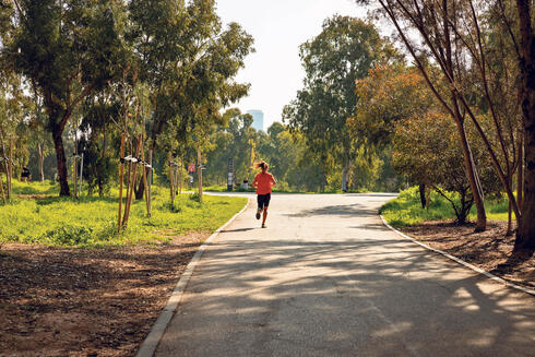 מתעמלת בעת ריצה בפארק, צילום: תומי הרפז