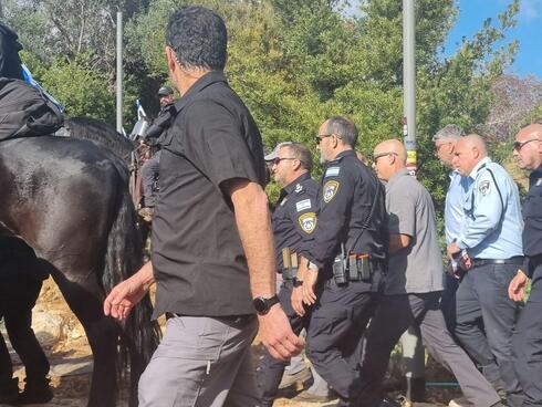 מפכ"ל המשטרה קובי שבתאי עם השוטרים בהפגנה מחוץ לכנסת, צילום: שקד גרין