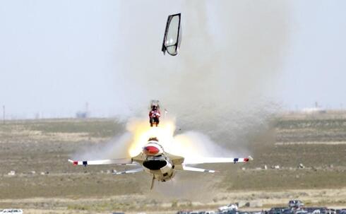 נטישת F16. בואו נגיד, ממש בקצרה, שזה לא כיף, צילום: USAF