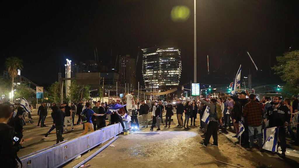 הפגנה הפגנת מחאה מחאת רפורמה הפיכה מהפכה משפטית מפגיני ימין בעד מול מפגיני נגד תל אביב אלימות
