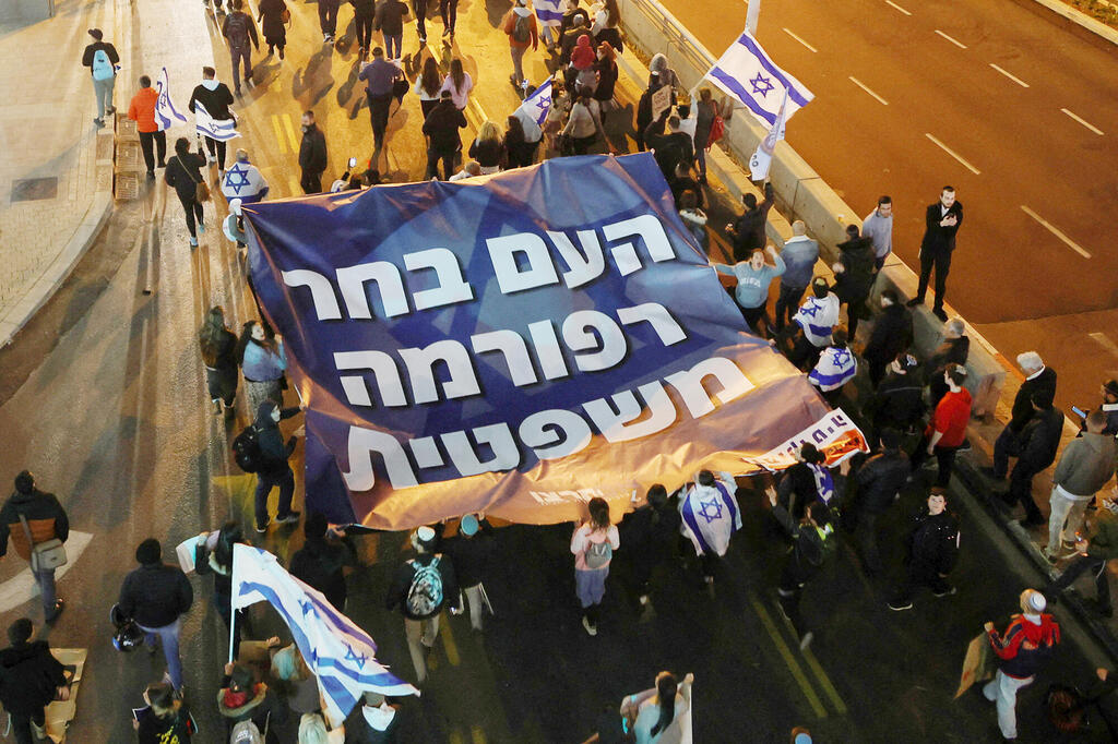 חסימת נתיבי איילון הפגנה מחאה הפגנת ימין בעד המהפכה המשפטית ב תל אביב 30.3.23
