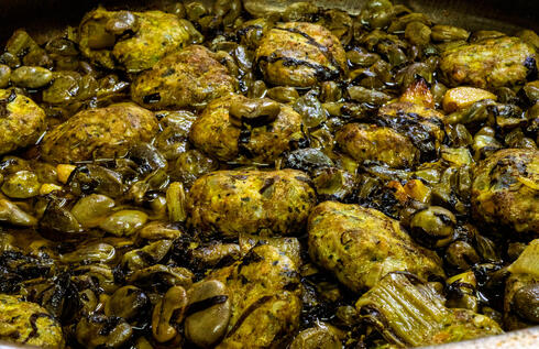 קציצות דגים על פול טרי- מוגש בפסח במסעדת יוליה, צילום:  יובל חן