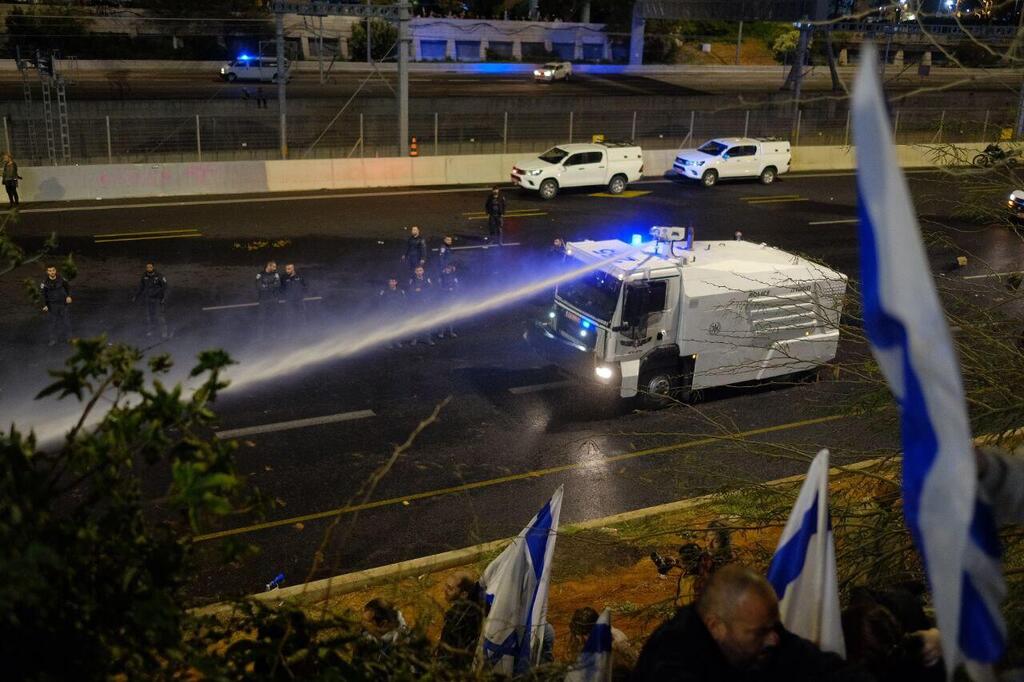 המשטרה משתמשת במכת"זית פינוי מפגינים שירדו לאיילון באזור מחלף לה גווארדיה