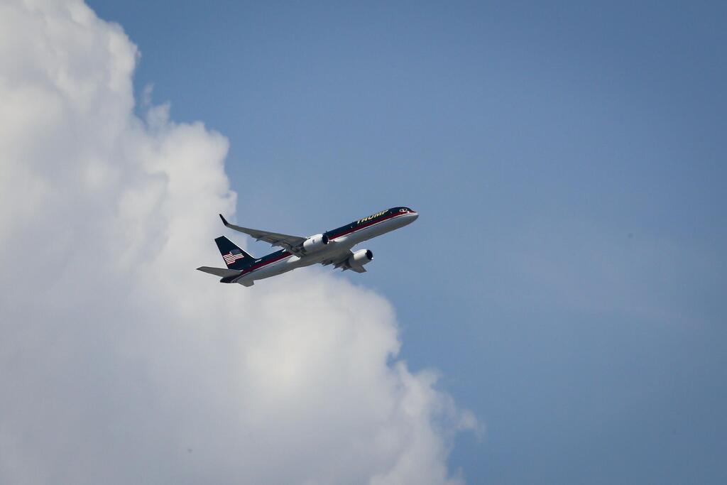 המטוס של דונלד טראמפ עוזב את פלורידה לניו יורק לטובת הקראת האישומים נגד הנשיא לשעבר בניו יורק 3.4