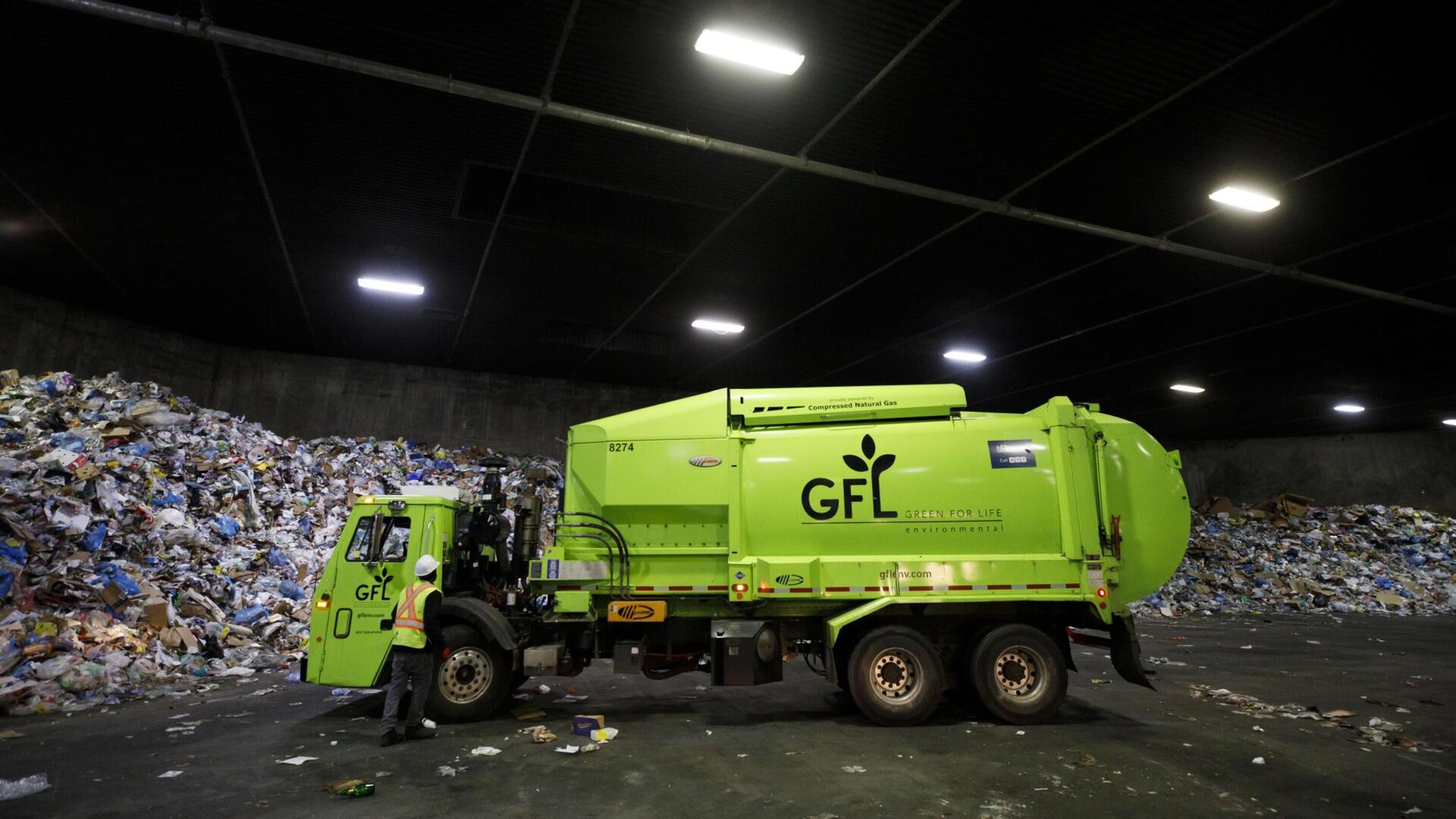 משאית של חברת הפסולת הקנדית GFL