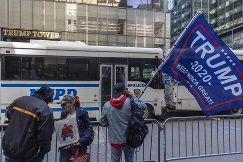 תומך של דונלד טראמפ מחוץ לטראמפ טאוור בניו יורק, בלומברג