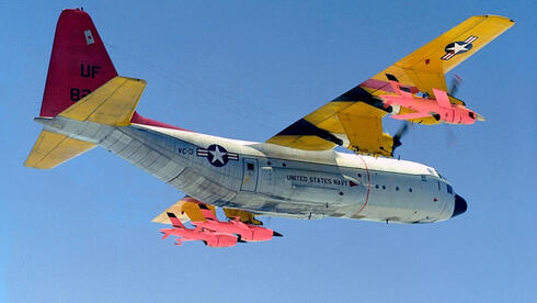 הרקולס עם שלישיית מל"טים תחת כנפיו, צילום: USAF