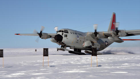 הרקולס נוחת על קרח בקוטב, צילום: USAF