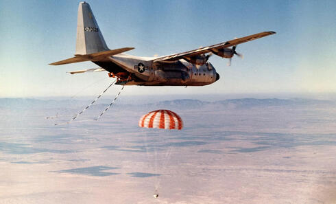 הרקולס תופס קפסולה של לוויין מסדרת אורורה, צילום: USAF