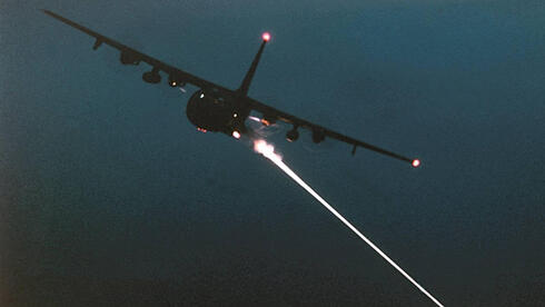 הרקולס ספקטר שופך אש, צילום: USAF