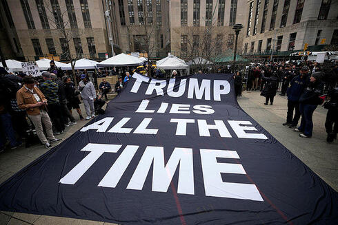 מפגינים נגד דונלד טראמפ בסמוך לבית המשפט בניו יורק, גטי