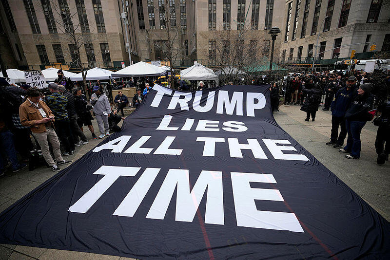 מפגינים נגד דונלד טראמפ בסמוך לבית המשפט בניו יורק לקראת משפטו 4.4