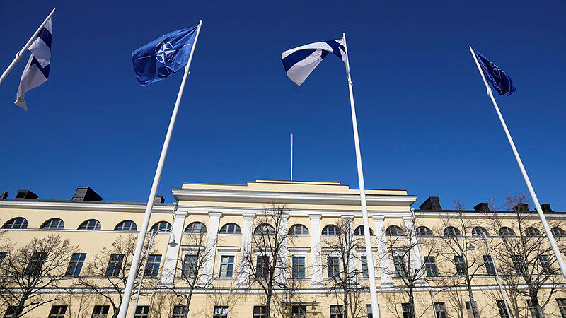 דגלי נאט"ו ו פינלנד מונפים בסמוך לבניין משרד החוץ ב הלסינקי