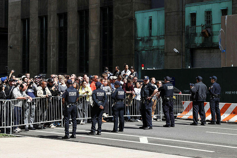קהל מחוץ לבית המשפט בניו יורק לקראת פתיחת משפטו של דונלד טראמפ