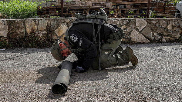 חבלן בודק שרידי טיל שנורה מ לבנון