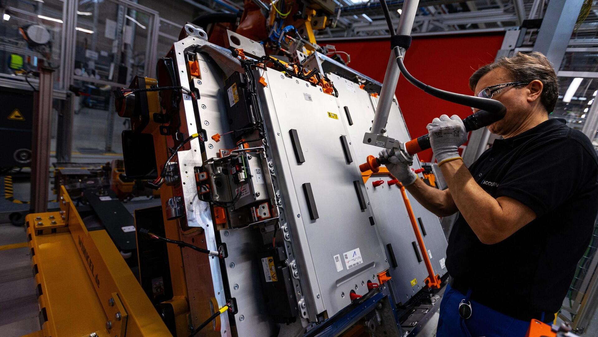 כלכליסט עובד במפעל להרכבת סוללות חשמליות של מרצדס בנץ בגרמניה