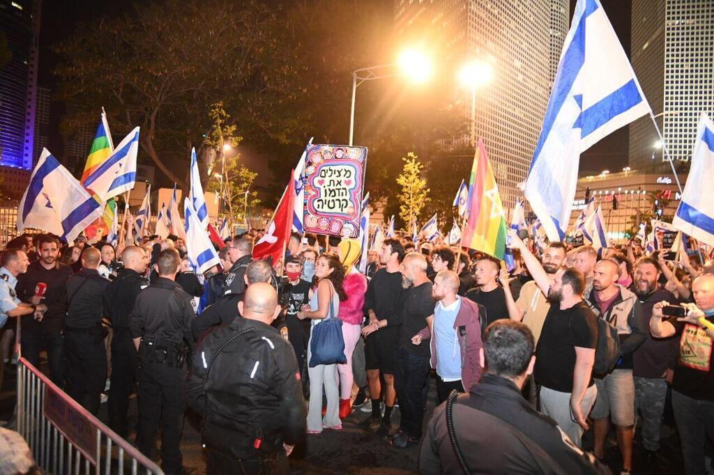 מפגינים בתל אביב אחרי נאום נתניהו 10.4 הפיכה משטרית