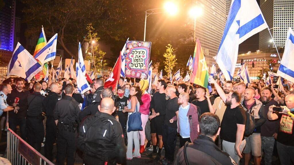 מפגינים בתל אביב אחרי נאום נתניהו 10.4 הפיכה משטרית