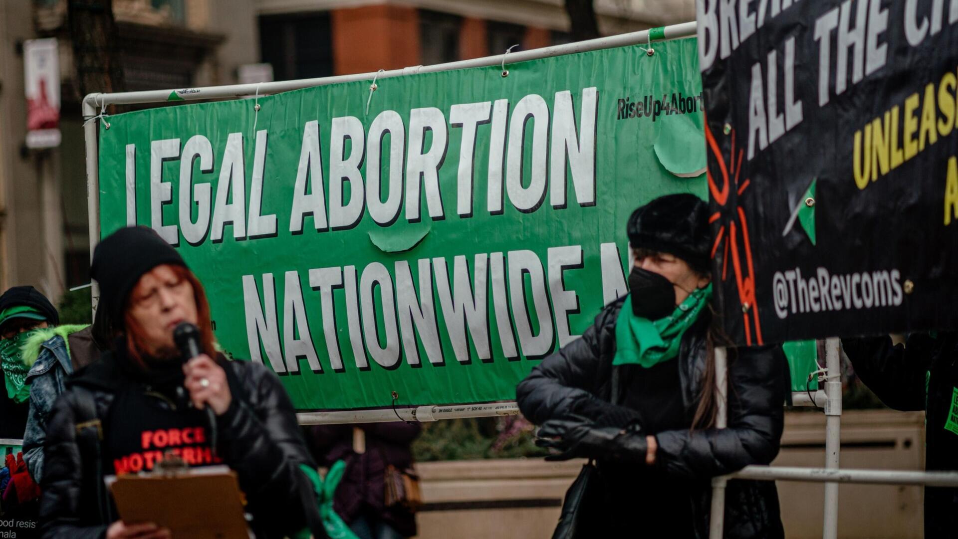 הפגנה של תומכי הפלות מחוץ לסניף של רשת וולגרינס בשיקגו, במרץ 2023, במחאה על הפסקת שיווק גלולות להפסקת היריון