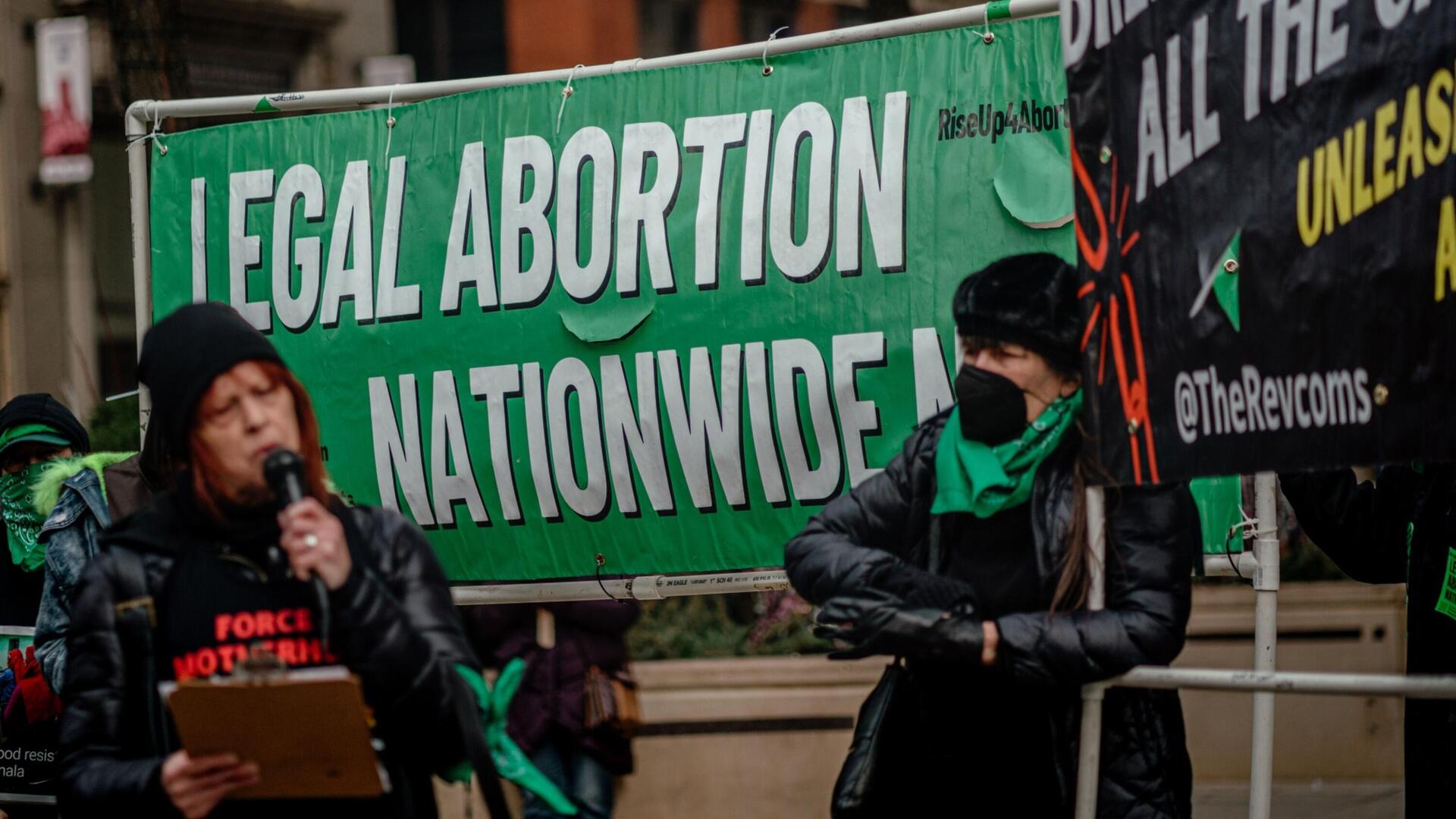 הפגנה של תומכי הפלות מחוץ לסניף של רשת וולגרינס בשיקגו, במרץ 2023, במחאה על הפסקת שיווק גלולות להפסקת היריון