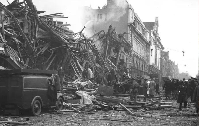 פגיעת V2 בשוק סמיתפילד בלונדון, ב-8 במרץ 1945. 110 איש נהרגו, ו-366 נפצעו  , צילום:  אי-פי