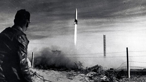 שיגור טיל V2 מבסיס אמריקאי, במסגרת ניסוי שבוצע תחת פיקוח פון בראון, צילום:  smithsonianmag