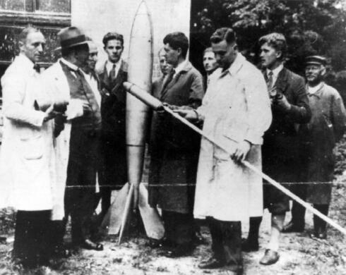 פון בראון וקבוצת חוקרי טילים בגרמניה של תחילת שנות השלושים, צילום:  NASA