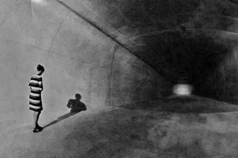 התערוכה נולדה מצילומים במחנות הריכוז וההשמדה:  אושוויץ־בירקנאו, מיידנק, טרבלינקה ובלז׳ץ, צילום: ירון רשף