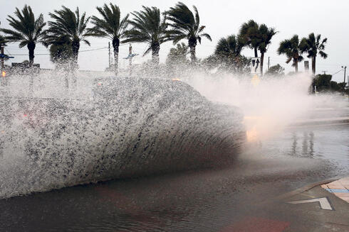 הוריקן ניקול בפלורידה ב־2022. תכיפות ועוצמת אסונות הטבע יתגברו, צילום: REUTERS/ Marco Bello