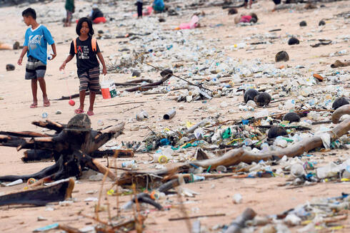 אשפת פלסטיק לחופי באלי. כמיליון בקבוקי פלסטיק נרכשים מדי דקה, צילום: AFP/ Sonny Tumbelaka