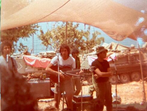 יהונתן גפן מימין מופיע בלבנון ב 1982 עם דיוויד ברוזה במרכז ויהודה עדר משמאל, באדיבות יהודה עדר