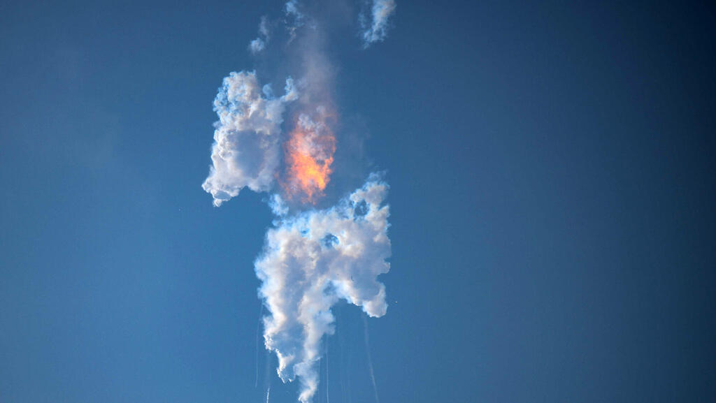 ספינת החלל הענקית של SpaceX התפוצצה ארבע דקות אחרי השיגור