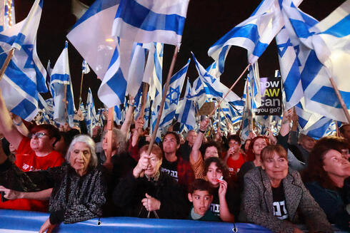 מפגינים בנתניה, צילום: שאול גולן