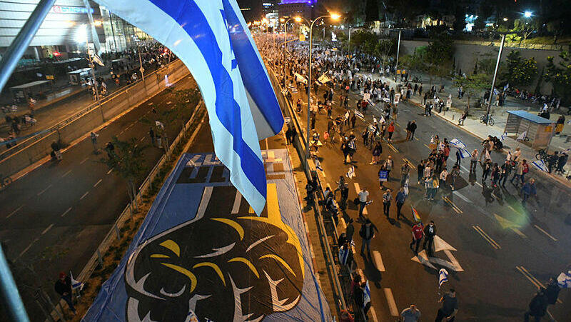 מפגינים באיילון הפיכה משטרית הפגנה מחאה 22.4