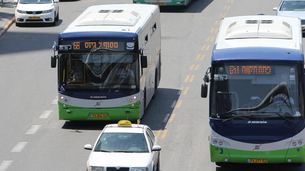 אוטובוסים של חברת קווים (צילום: ערן גרנות) אוטובוסים בגוש דן חברות קווים אגד ו מטרופולין