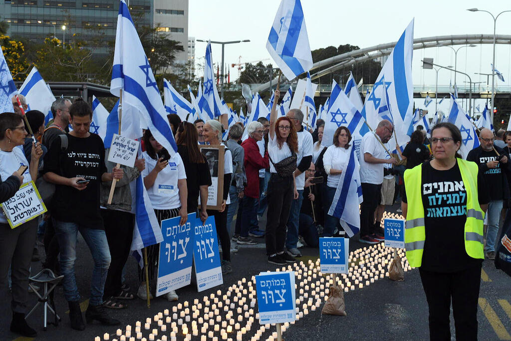 במותם ציוו משפחות שכולות מיצג מחאה הפגנה נגד המפהכה המשפטית תל אביב 22.4.23