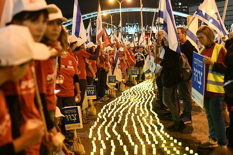 מיצג במותם ציוו בקפלן בתל אביב הפגנה מחאה 22.4 הפיכה משטרית