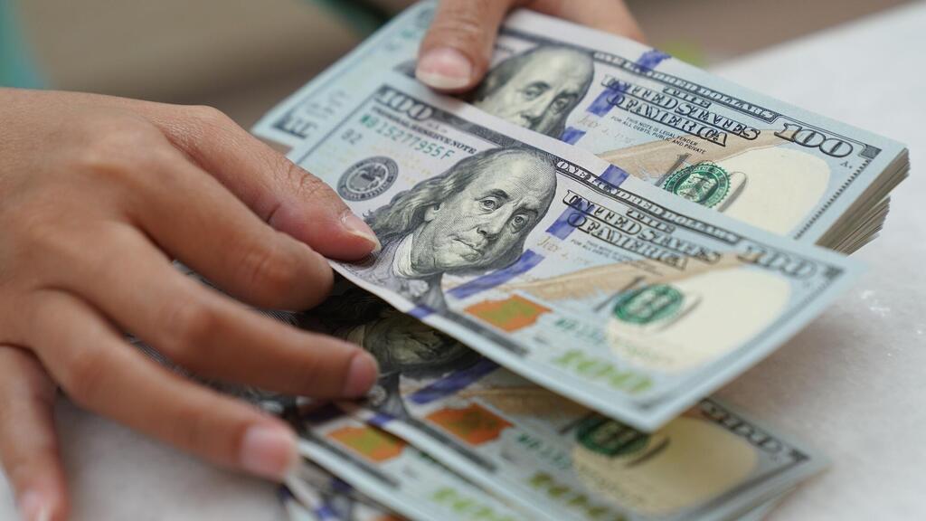 הונאה בהיקף 28 מיליון דולר (צילום: Dimas Ardian/Bloomberg) דולר דולרים כסף מזומן